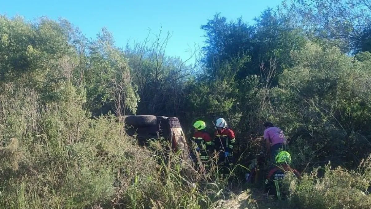 Vuelco de camioneta en camino rural dejó un hombre con lesiones de consideración Vuelco de camioneta en camino rural dejó un hombre con lesiones de consideración