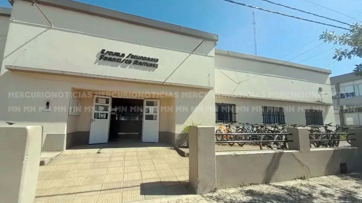 "Tiroteo": aparecieron dos inscripciones en el Colegio Francisco Ramírez "Tiroteo": aparecieron dos inscripciones en el Colegio Francisco Ramírez