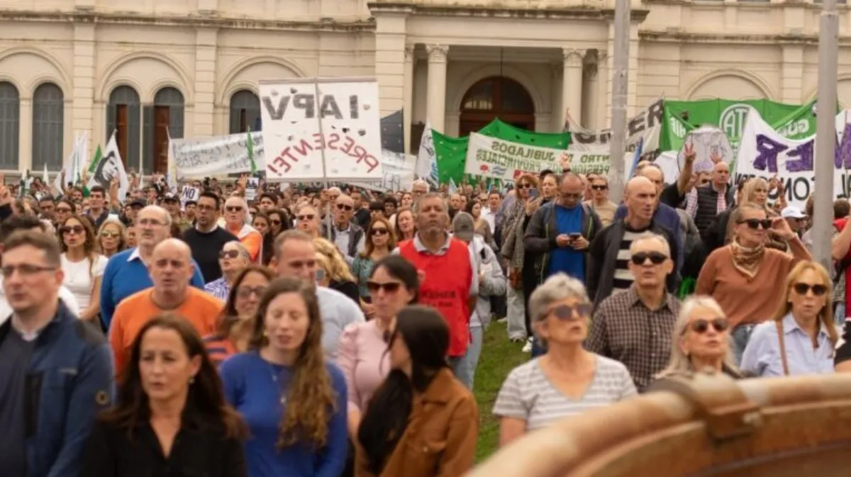 Fuerte movilización en defensa de la Caja de Jubilaciones: "Ni un paso atrás" Fuerte movilización en defensa de la Caja de Jubilaciones: "Ni un paso atrás"
