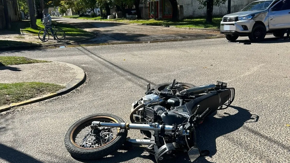 Dos menores hospitalizados tras un choque entre camioneta y moto en San Salvador Dos menores hospitalizados tras un choque entre camioneta y moto en San Salvador