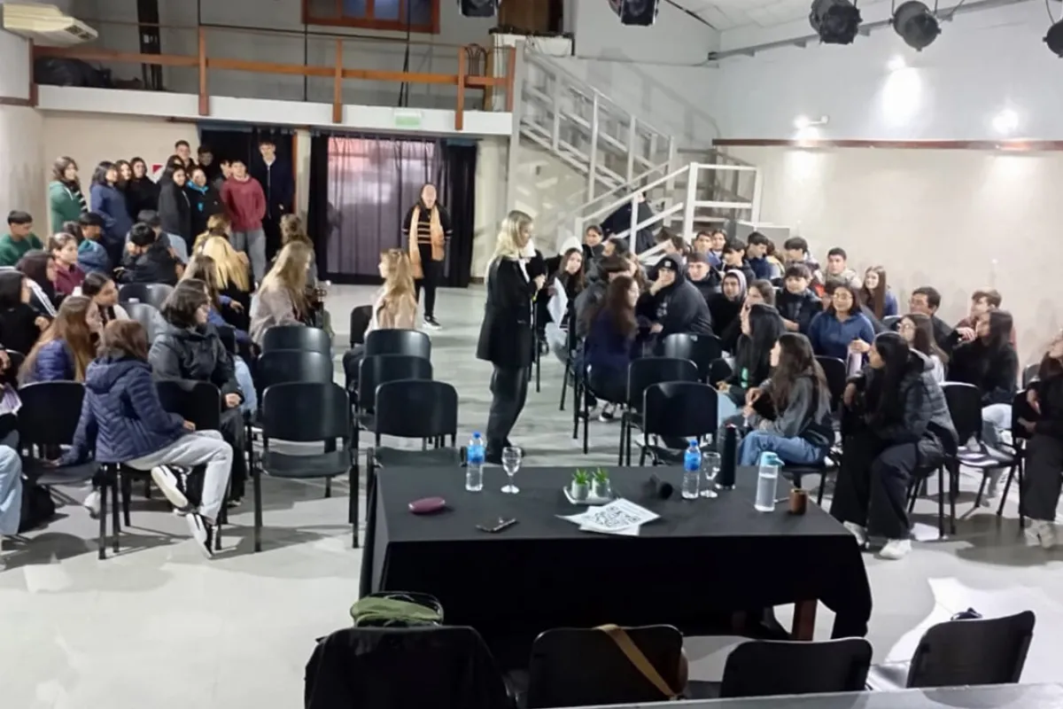 Estudiantes de escuelas secundarias de San Salvador abordaron la violencia en los noviazgos Estudiantes de escuelas secundarias de San Salvador abordaron la violencia en los noviazgos