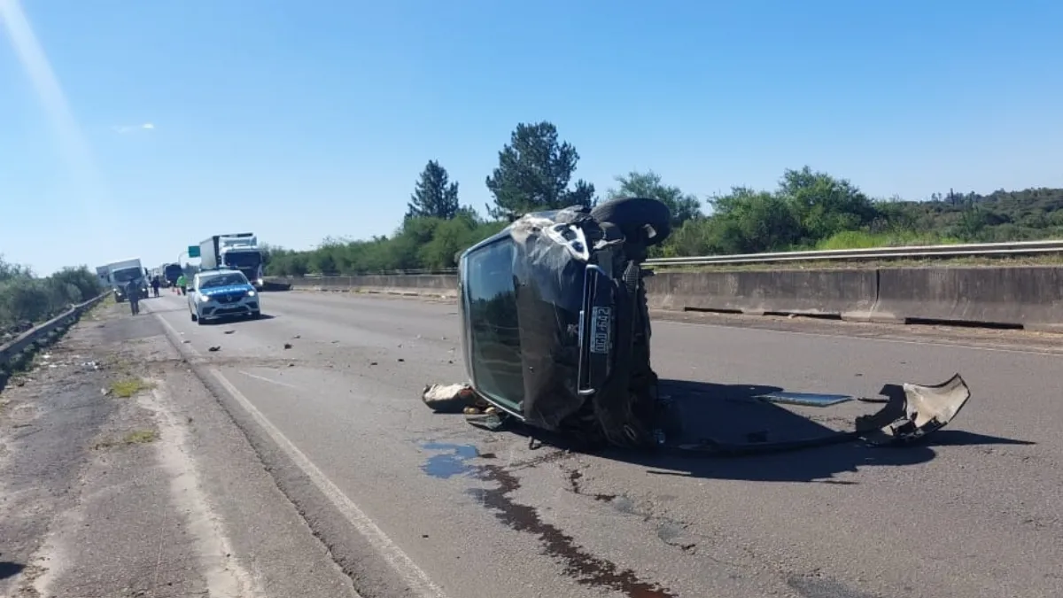 Vuelco en la ruta 14: una joven perdió el control tras morder la banquina Vuelco en la ruta 14: una joven perdió el control tras morder la banquina