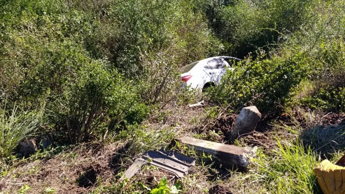 Un hombre perdió el control de su vehículo y despistó cerca de Los Charrúas Un hombre perdió el control de su vehículo y despistó cerca de Los Charrúas