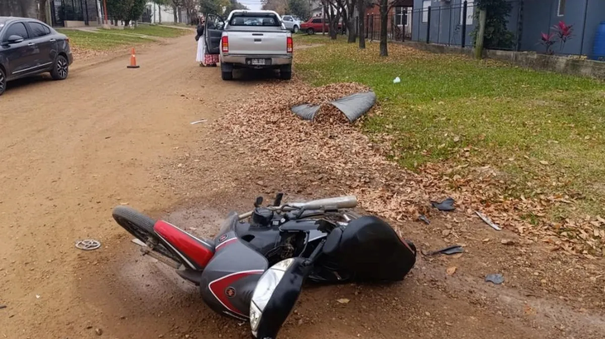 Choque en Chajarí dejó a una motociclista con lesiones importantes en una pierna Choque en Chajarí dejó a una motociclista con lesiones importantes en una pierna