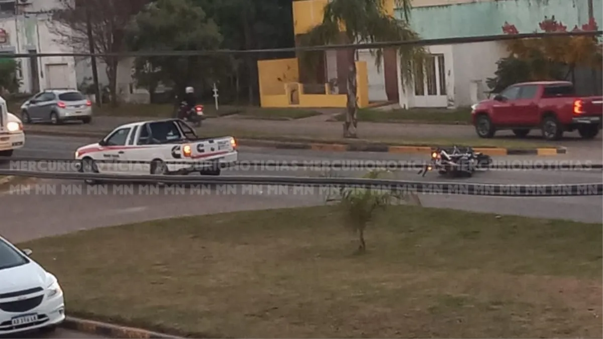 Choque entre una motocicleta y una camioneta en la travesía urbana de San Salvador Choque entre una motocicleta y una camioneta en la travesía urbana de San Salvador