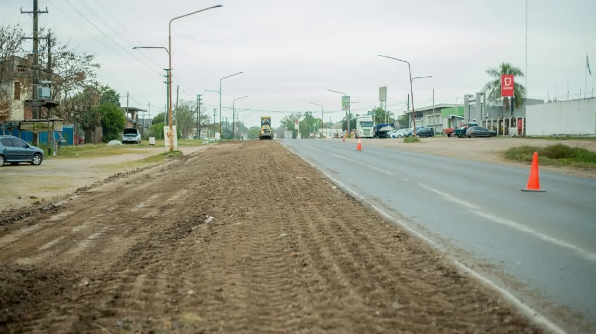 Realizan trabajos de mantenimiento en las banquinas de la ruta 18 en la travesía urbana Realizan trabajos de mantenimiento en las banquinas de la ruta 18 en la travesía urbana