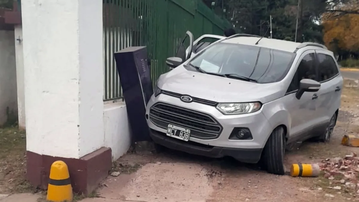 Una conductora alcoholizada chocó contra el ingreso del Hospital Militar de Paraná Una conductora alcoholizada chocó contra el ingreso del Hospital Militar de Paraná