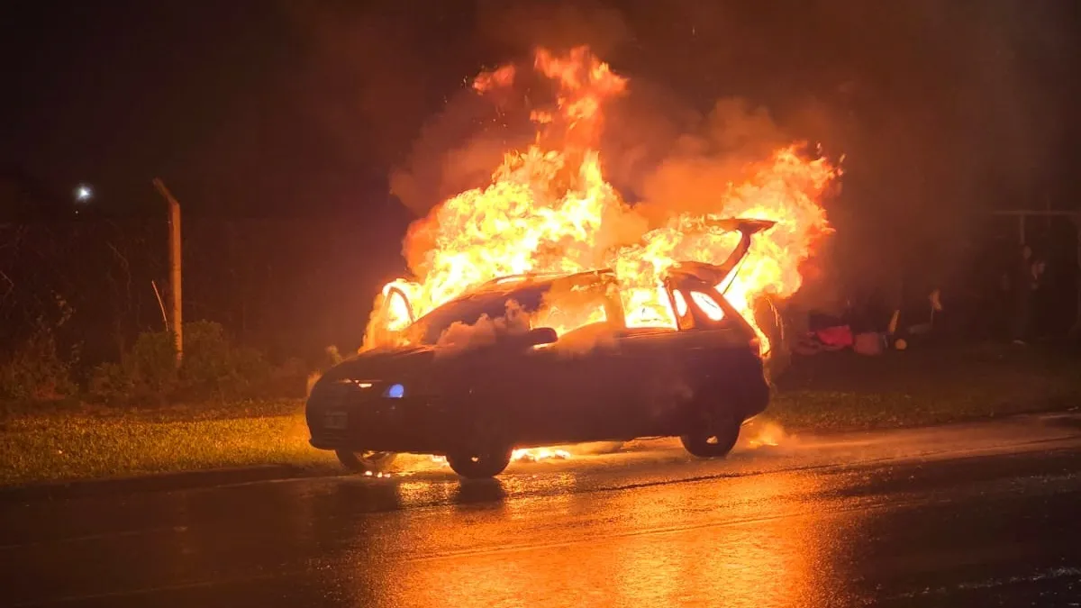 Voraz incendio destruyó por completo una camioneta en Paraná Voraz incendio destruyó por completo una camioneta en Paraná
