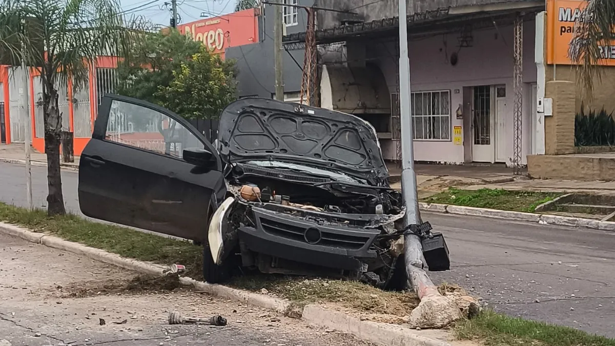 Una camioneta impactó contra un poste de luz en Concordia Una camioneta impactó contra un poste de luz en Concordia