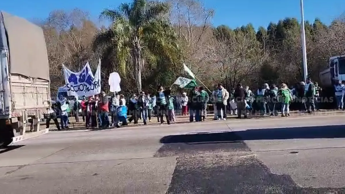 AGMER llevó adelante un paro de 24 horas y se movilizó junto a la Multisectorial en la ruta 14 AGMER llevó adelante un paro de 24 horas y se movilizó junto a la Multisectorial en la ruta 14