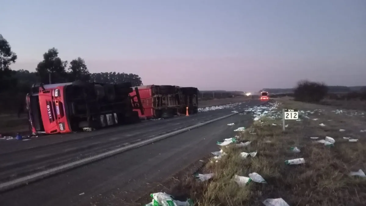 El vuelco de un camión provocó demoras en la ruta 14 a la altura de Ubajay El vuelco de un camión provocó demoras en la ruta 14 a la altura de Ubajay