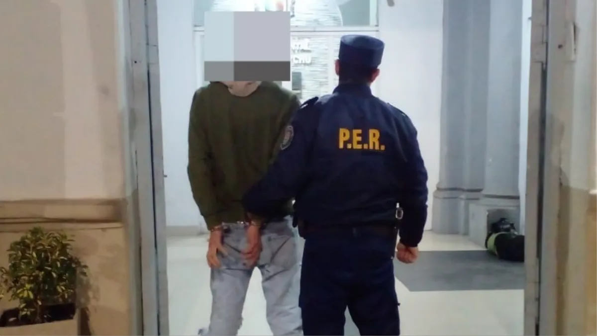 Detuvieron a un hombre que caminaba por los techos de viviendas en Gualeguaychú Detuvieron a un hombre que caminaba por los techos de viviendas en Gualeguaychú