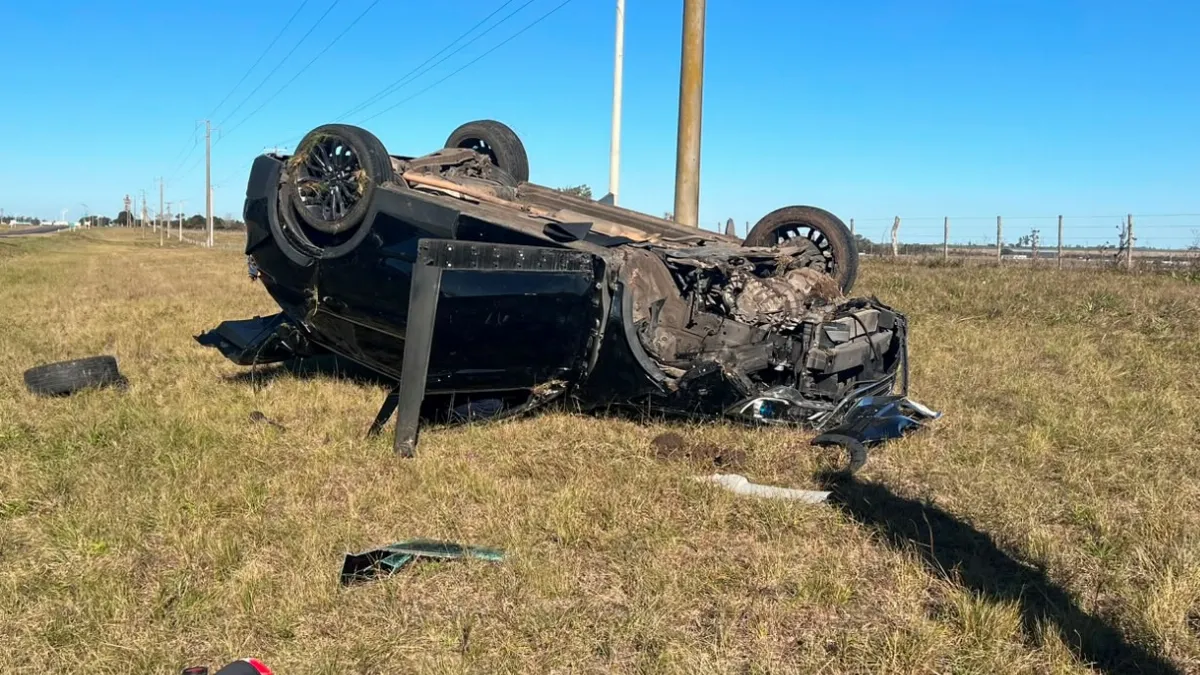Despistó, volcó y terminó con el auto ruedas arriba en Urdinarrain Despistó, volcó y terminó con el auto ruedas arriba en Urdinarrain