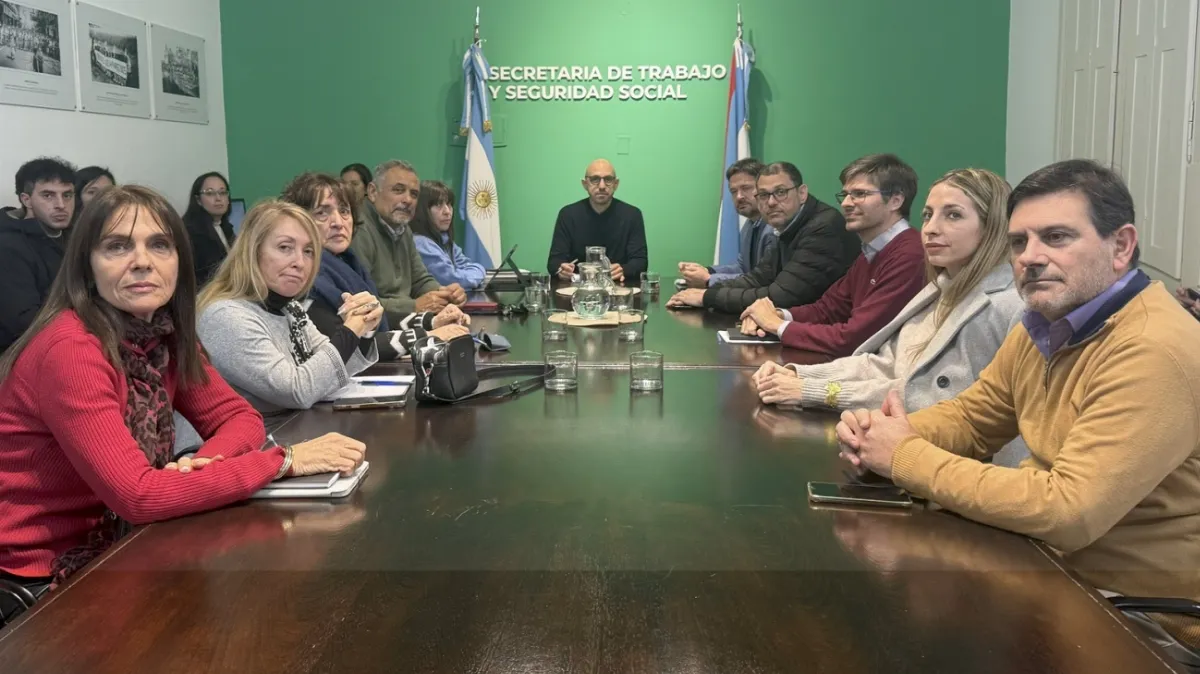 El Gobierno ofreció un aumento salarial del 6% en dos tramos a los gremios estatales El Gobierno ofreció un aumento salarial del 6% en dos tramos a los gremios estatales