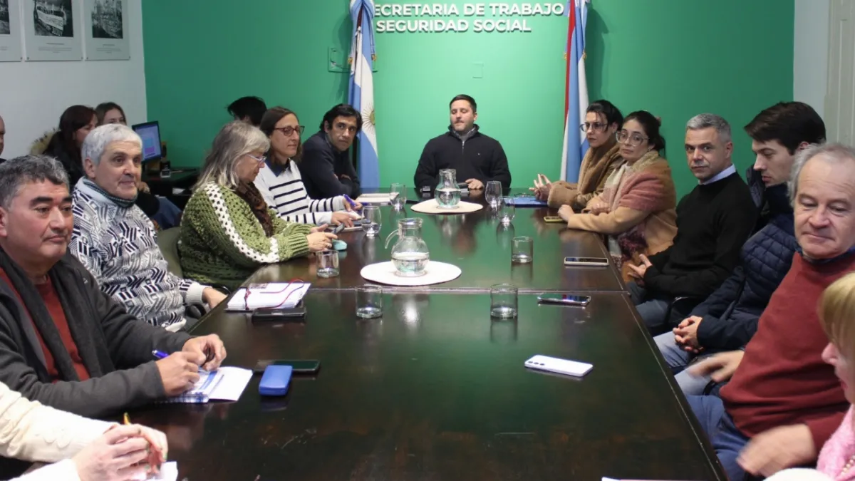 Docentes rechazaron la oferta salarial del Gobierno y la paritaria pasó a un cuarto intermedio Docentes rechazaron la oferta salarial del Gobierno y la paritaria pasó a un cuarto intermedio