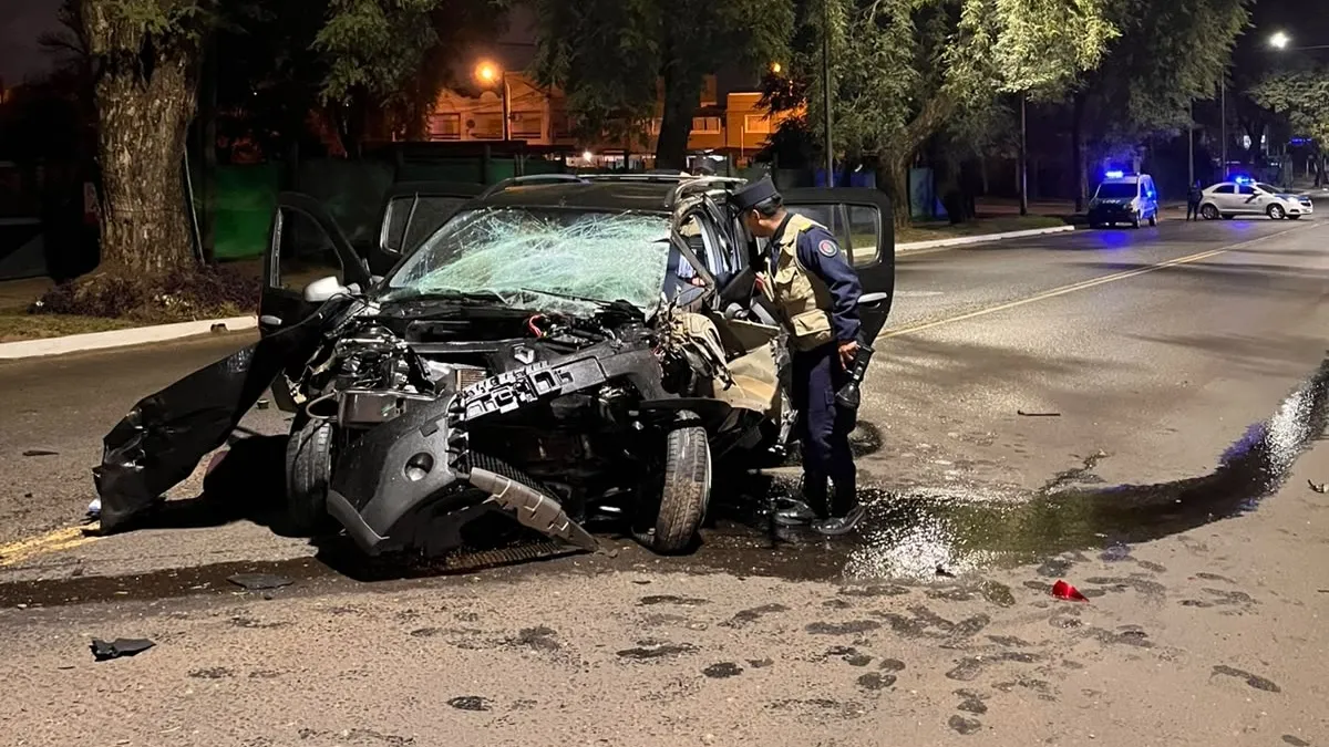 Un joven sufrió graves lesiones tras chocar contra un árbol en Concordia Un joven sufrió graves lesiones tras chocar contra un árbol en Concordia