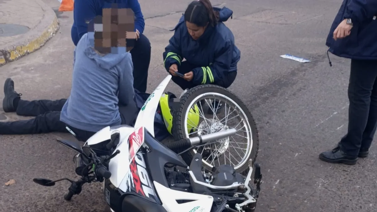 Un agente de Tránsito resultó herido tras un choque entre una moto y una camioneta en Concordia Un agente de Tránsito resultó herido tras un choque entre una moto y una camioneta en Concordia