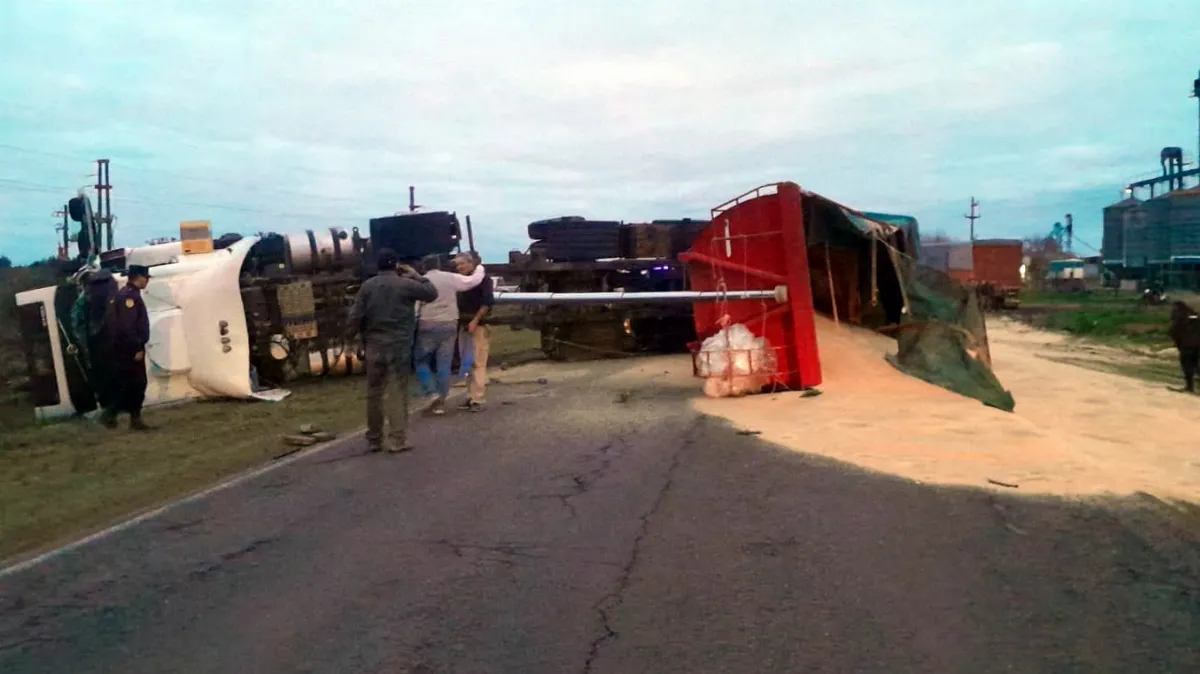 Un camionero sufrió lesiones leves tras despistar y volcar en la ruta 18 Un camionero sufrió lesiones leves tras despistar y volcar en la ruta 18