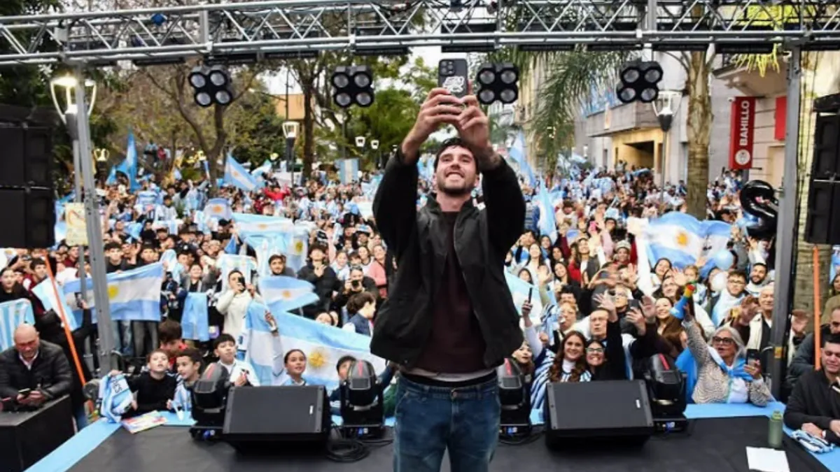 Una multitud recibió a Marcos Senesi en Concordia tras su histórica participación en el Mundial Una multitud recibió a Marcos Senesi en Concordia tras su histórica participación en el Mundial