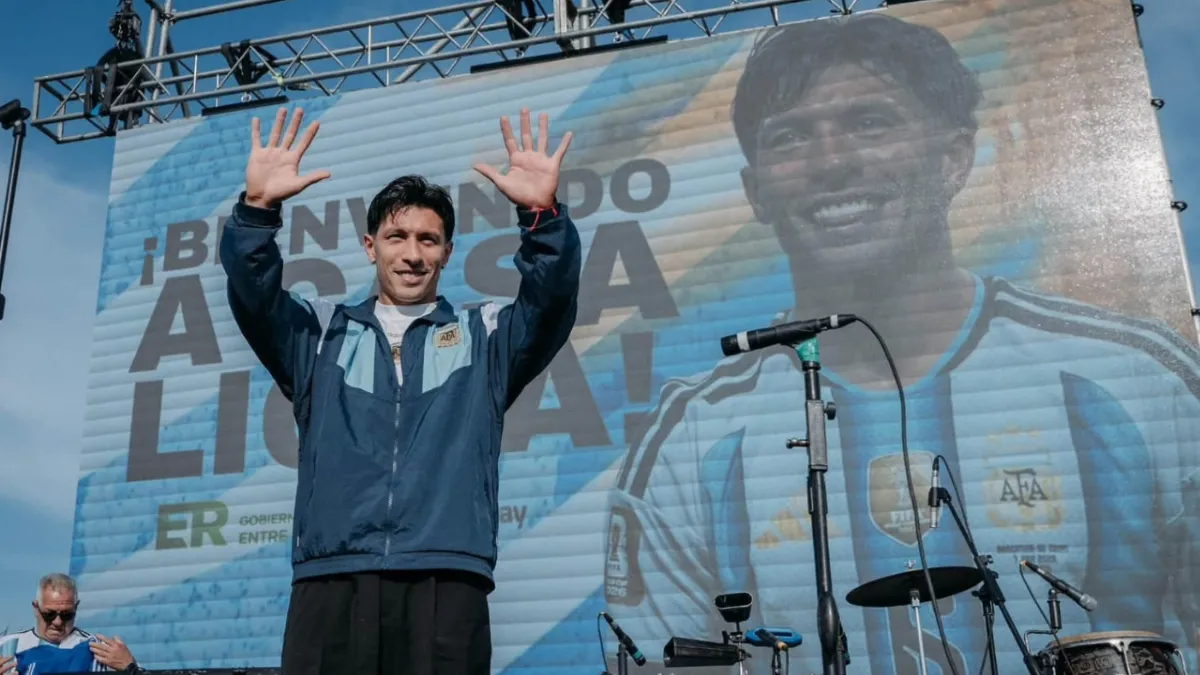 Gualeguay se vistió de celeste y blanco para recibir a Lisandro Martínez Gualeguay se vistió de celeste y blanco para recibir a Lisandro Martínez