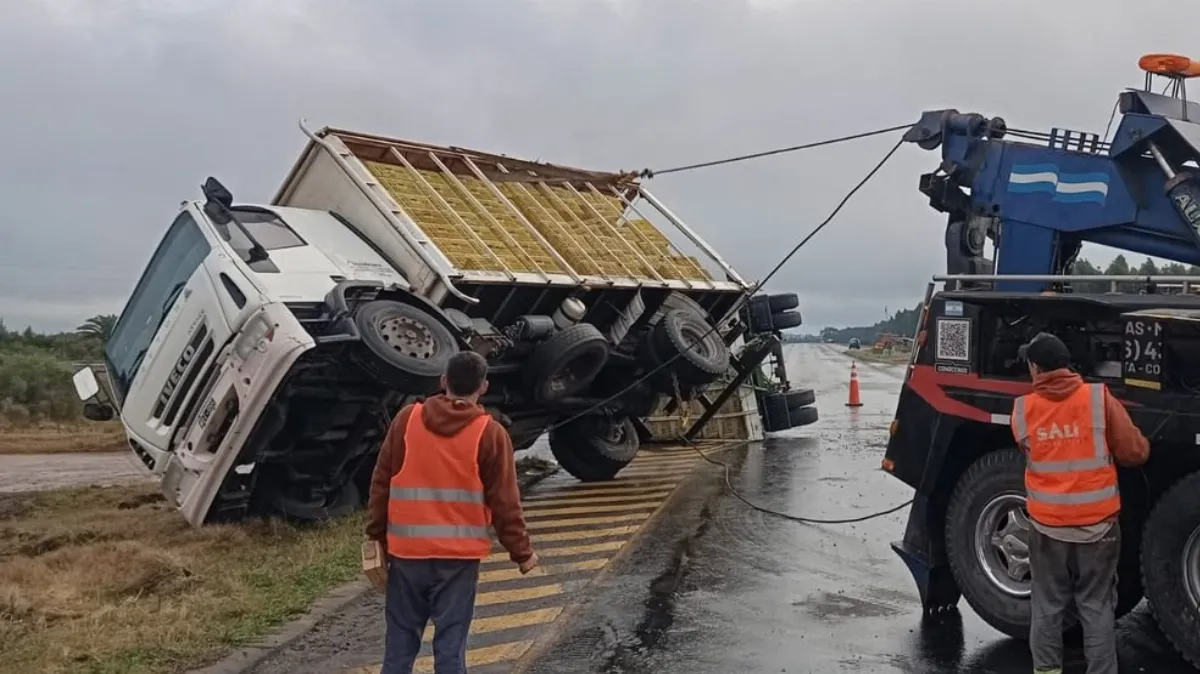 Volcó un camión sobre la autovía 14 y cortó el tránsito Volcó un camión sobre la autovía 14 y cortó el tránsito