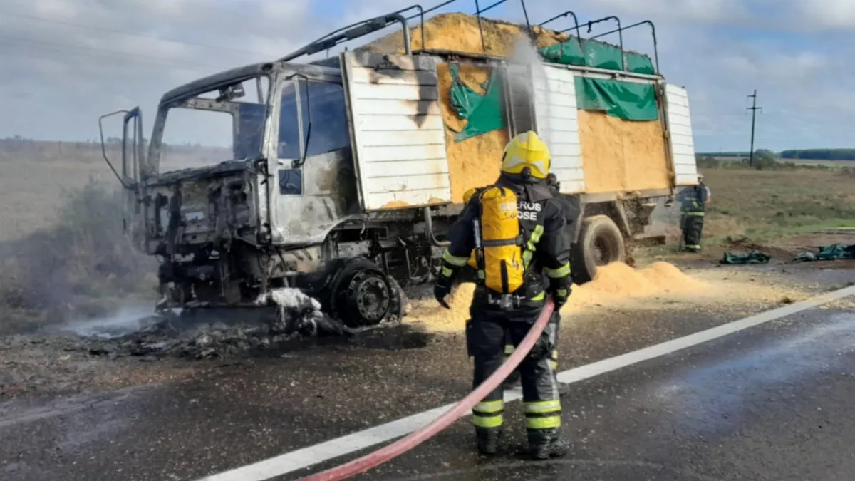 Bomberos sofocaron el incendio de un camión en la ruta 14 Bomberos sofocaron el incendio de un camión en la ruta 14