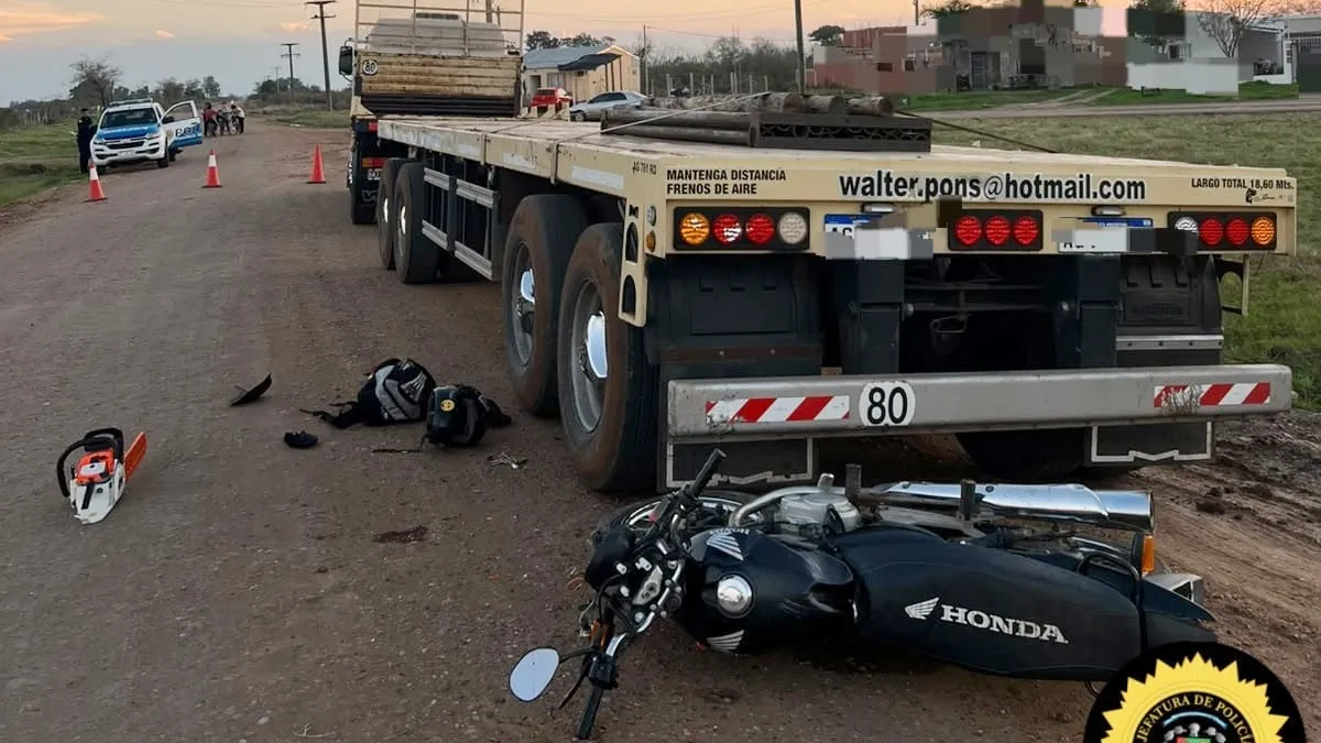 Un motociclista fue hospitalizado tras impactar contra un camión con acoplado Un motociclista fue hospitalizado tras impactar contra un camión con acoplado