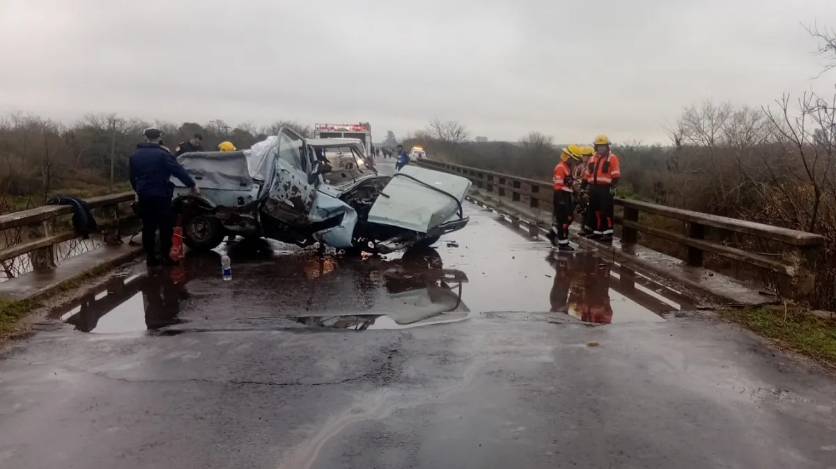 Una camioneta impactó contra un puente y dejó dos heridos graves en Villaguay Una camioneta impactó contra un puente y dejó dos heridos graves en Villaguay