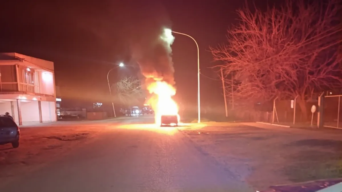 Un automóvil se incendió por completo Un automóvil se incendió por completo