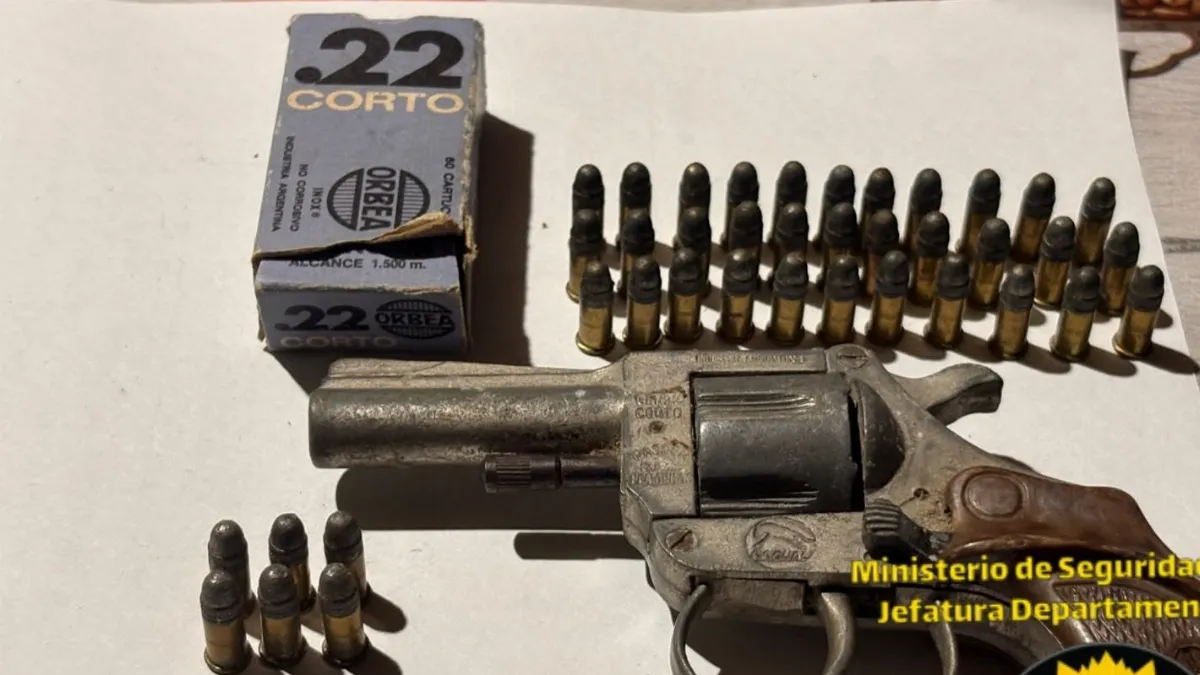 Un allanamiento en Colón permitió incautar un revólver calibre .22 y cartuchería Un allanamiento en Colón permitió incautar un revólver calibre .22 y cartuchería