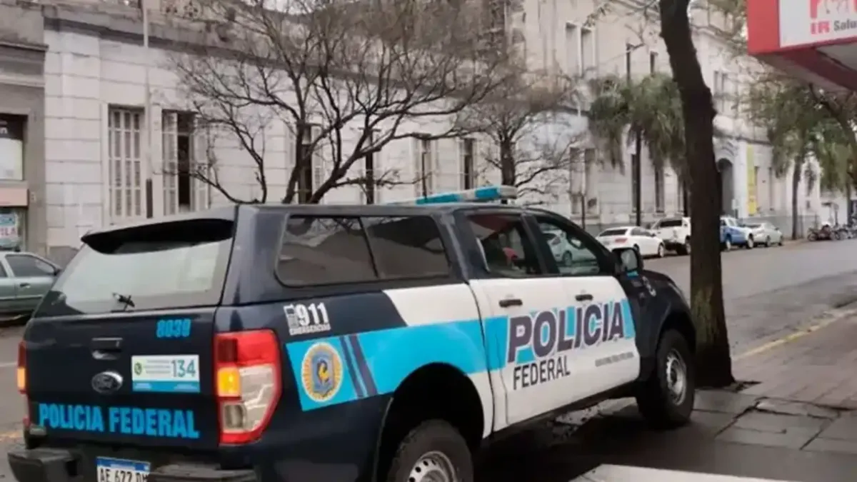 Allanaron la Jefatura Departamental Paraná y detuvieron a un funcionario Allanaron la Jefatura Departamental Paraná y detuvieron a un funcionario