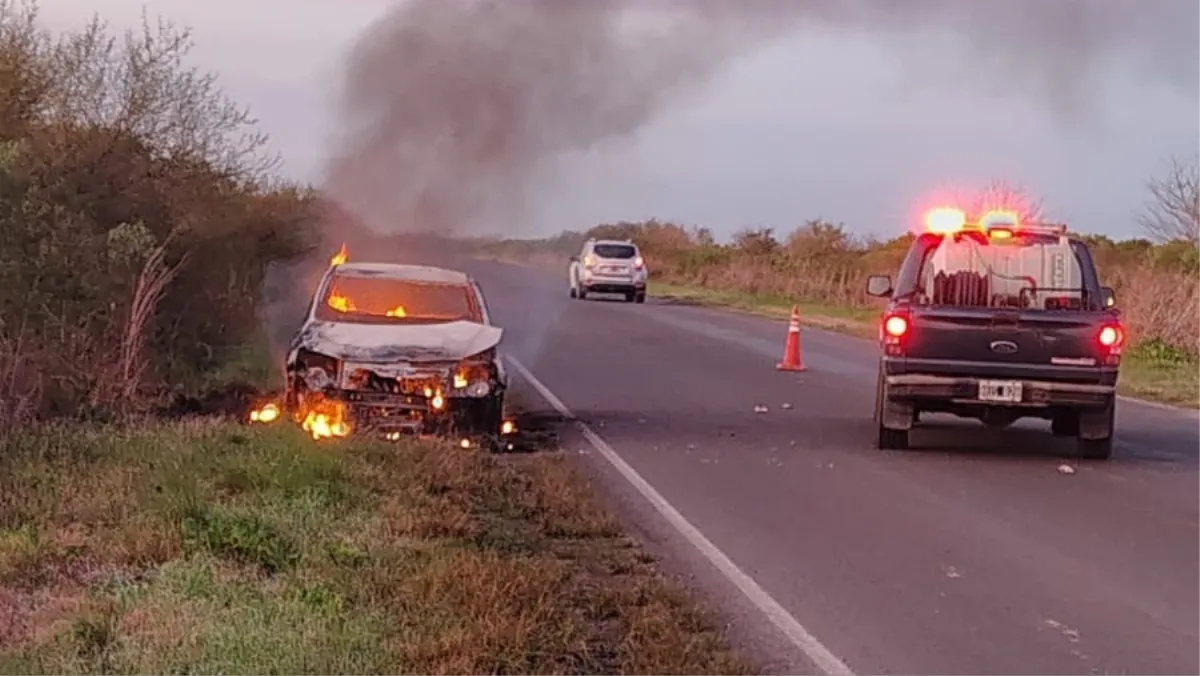 Fuego en plena Ruta 20: una camioneta quedó completamente destruida Fuego en plena Ruta 20: una camioneta quedó completamente destruida
