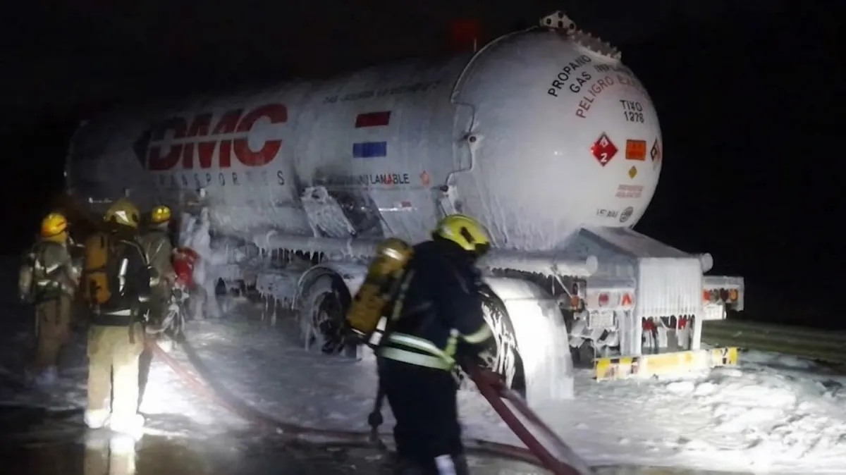 Un camión cisterna cargado con gas se incendió en la Autovía 14 y obligó a cortar el tránsito Un camión cisterna cargado con gas se incendió en la Autovía 14 y obligó a cortar el tránsito