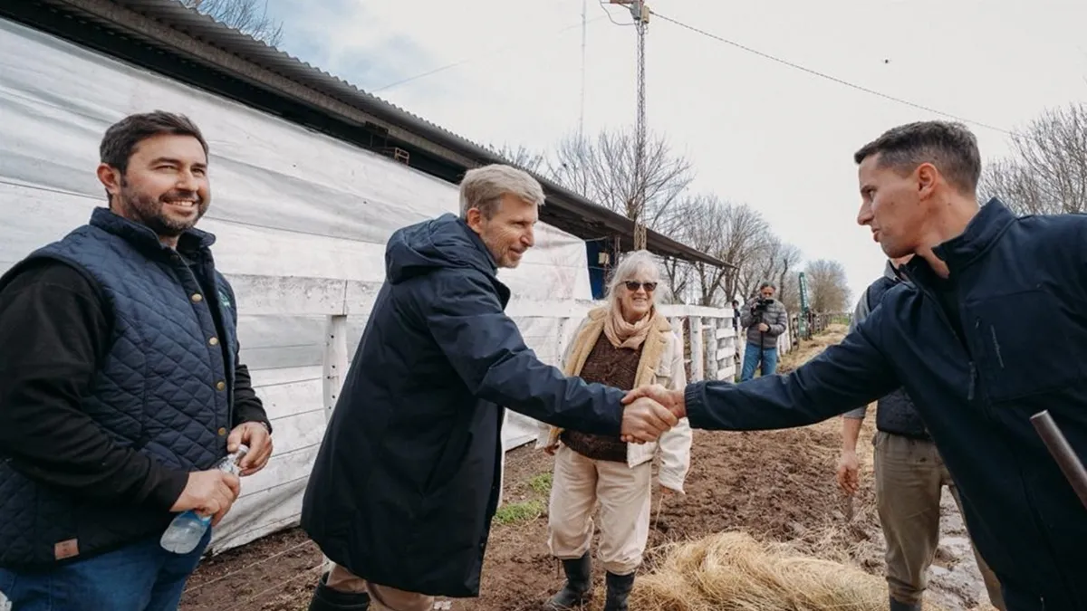 Frigerio anunció nueva maquinaria para Vialidad y pidió reducir costos al campo Frigerio anunció nueva maquinaria para Vialidad y pidió reducir costos al campo