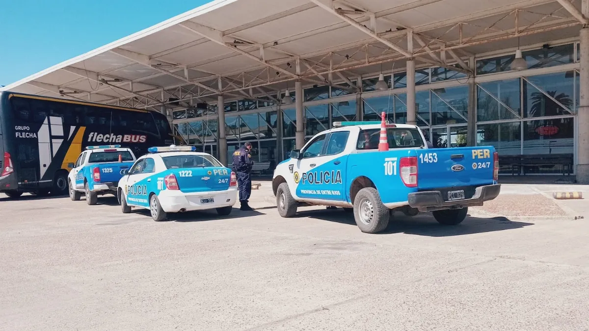 Los buscaban por el robo de un celular y fueron detenidos en la Terminal de Gualeguaychú Los buscaban por el robo de un celular y fueron detenidos en la Terminal de Gualeguaychú