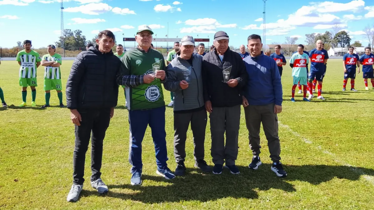 Reconocieron a quienes marcaron el comienzo del fútbol de veteranos en San Salvador Reconocieron a quienes marcaron el comienzo del fútbol de veteranos en San Salvador
