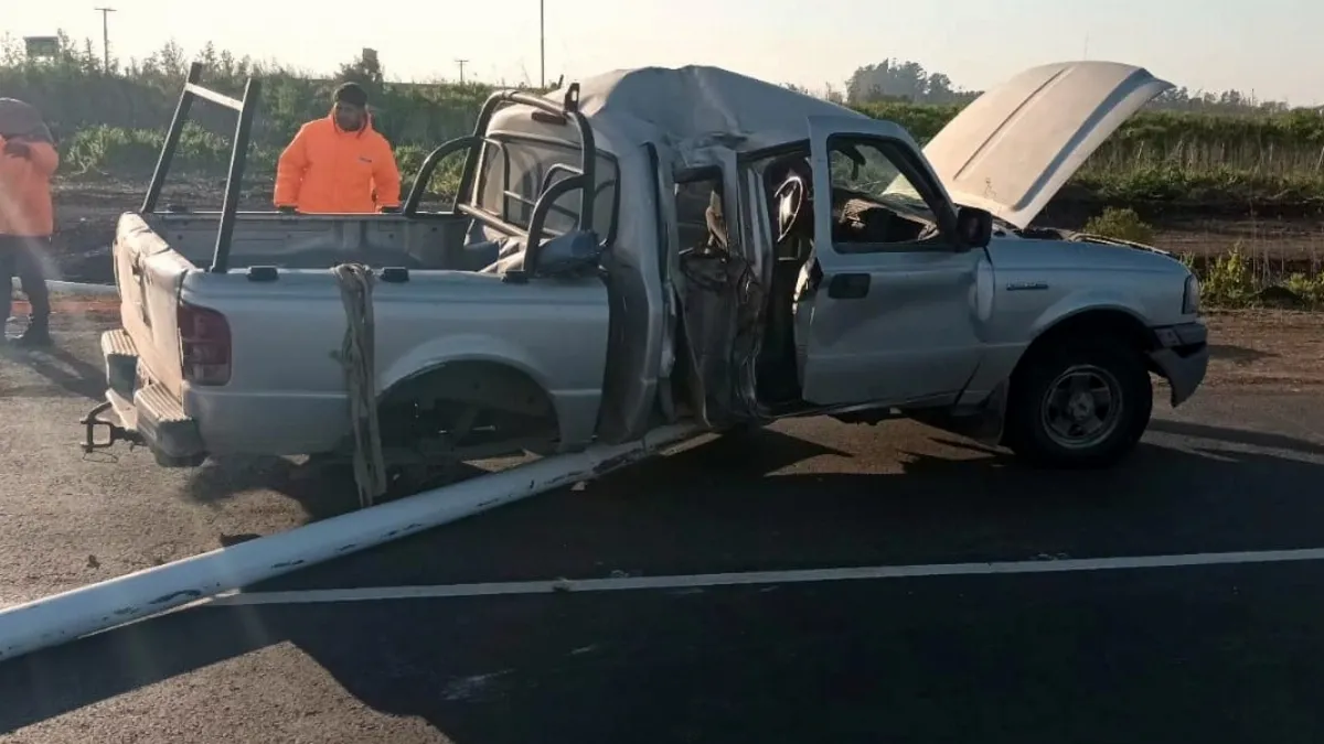 Una camioneta perdió una rueda y terminó contra una columna cerca de Seguí Una camioneta perdió una rueda y terminó contra una columna cerca de Seguí