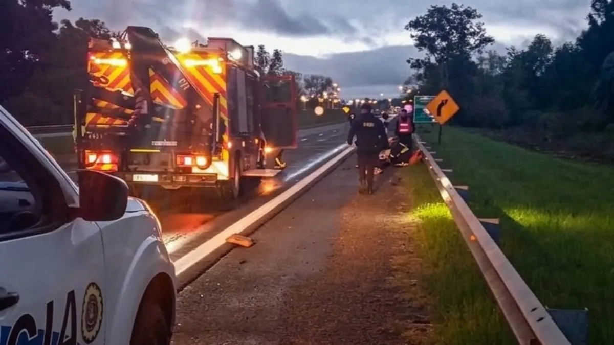 Cayeron de una moto y luego un auto impactó contra el rodado sobre ruta 14 Cayeron de una moto y luego un auto impactó contra el rodado sobre ruta 14