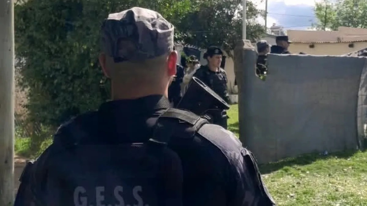 Operativo policial en San Salvador terminó con un detenido y el secuestro de un celular Operativo policial en San Salvador terminó con un detenido y el secuestro de un celular
