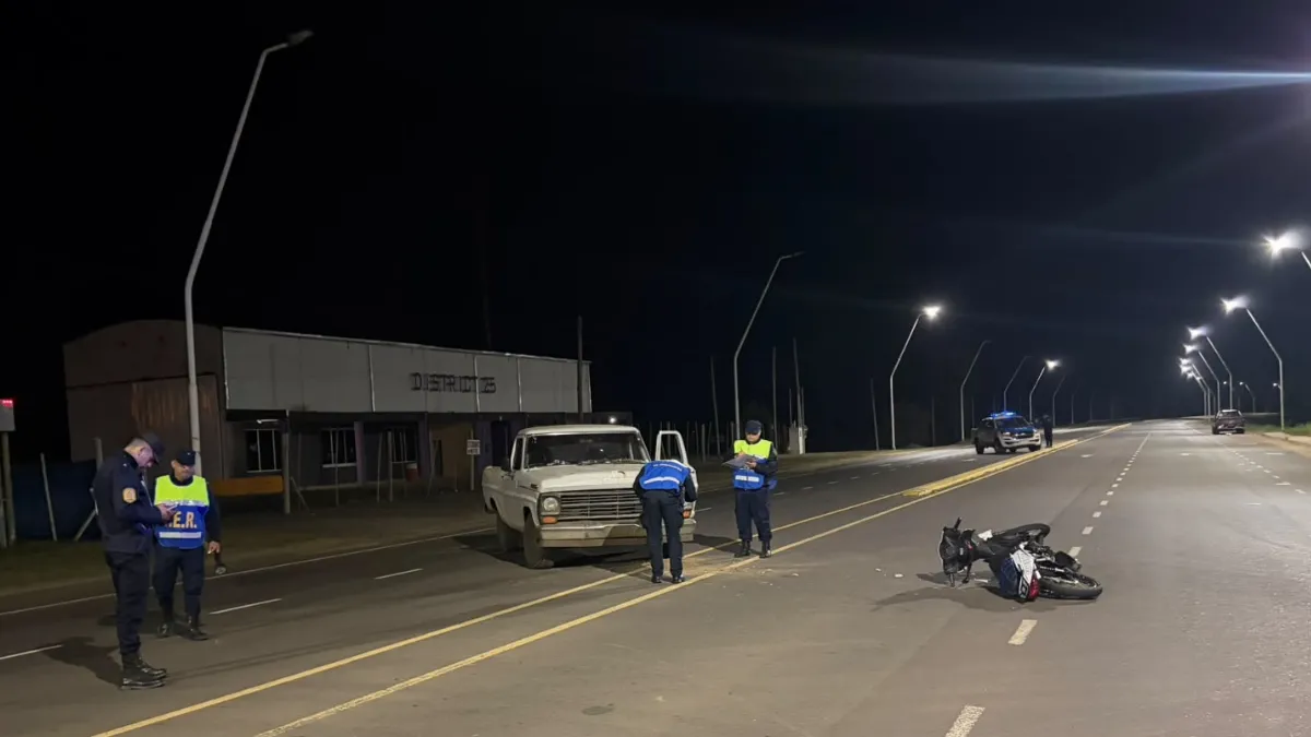 Un joven fue hospitalizado tras impactar contra una camioneta en Colonia Roca Un joven fue hospitalizado tras impactar contra una camioneta en Colonia Roca