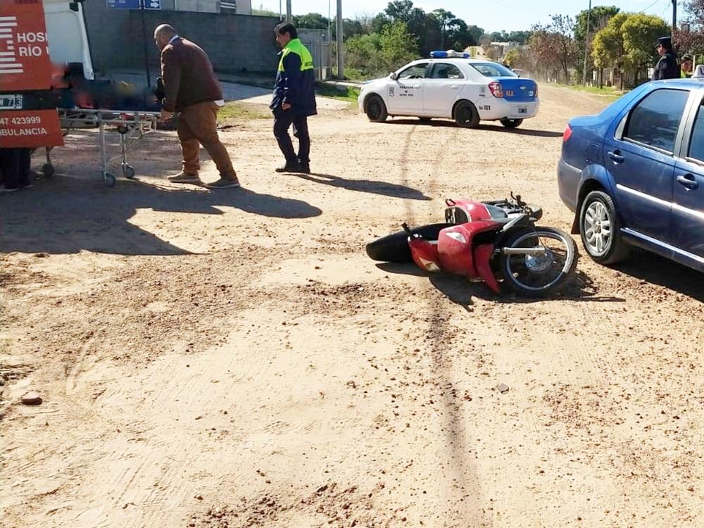 Un hombre resultó con lesiones tras colisionar un auto y una moto