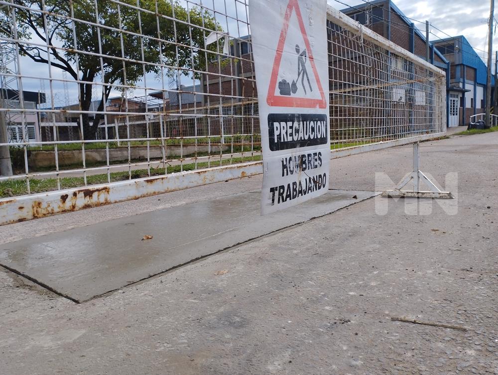 El municipio implementó el uso de hormigón para tapar baches en boulevard Villaguay